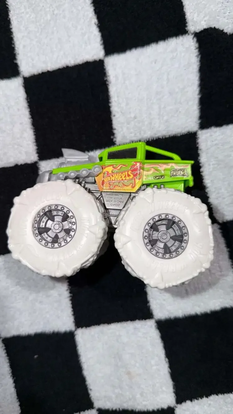 Hot Wheels Monster Trucks Twisted Tredz Bone Shaker Green Skull 1:43 Scale